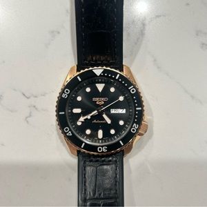 Seiko 5 Silicone strap, 43mm case Automatic Beautiful watch Black dial